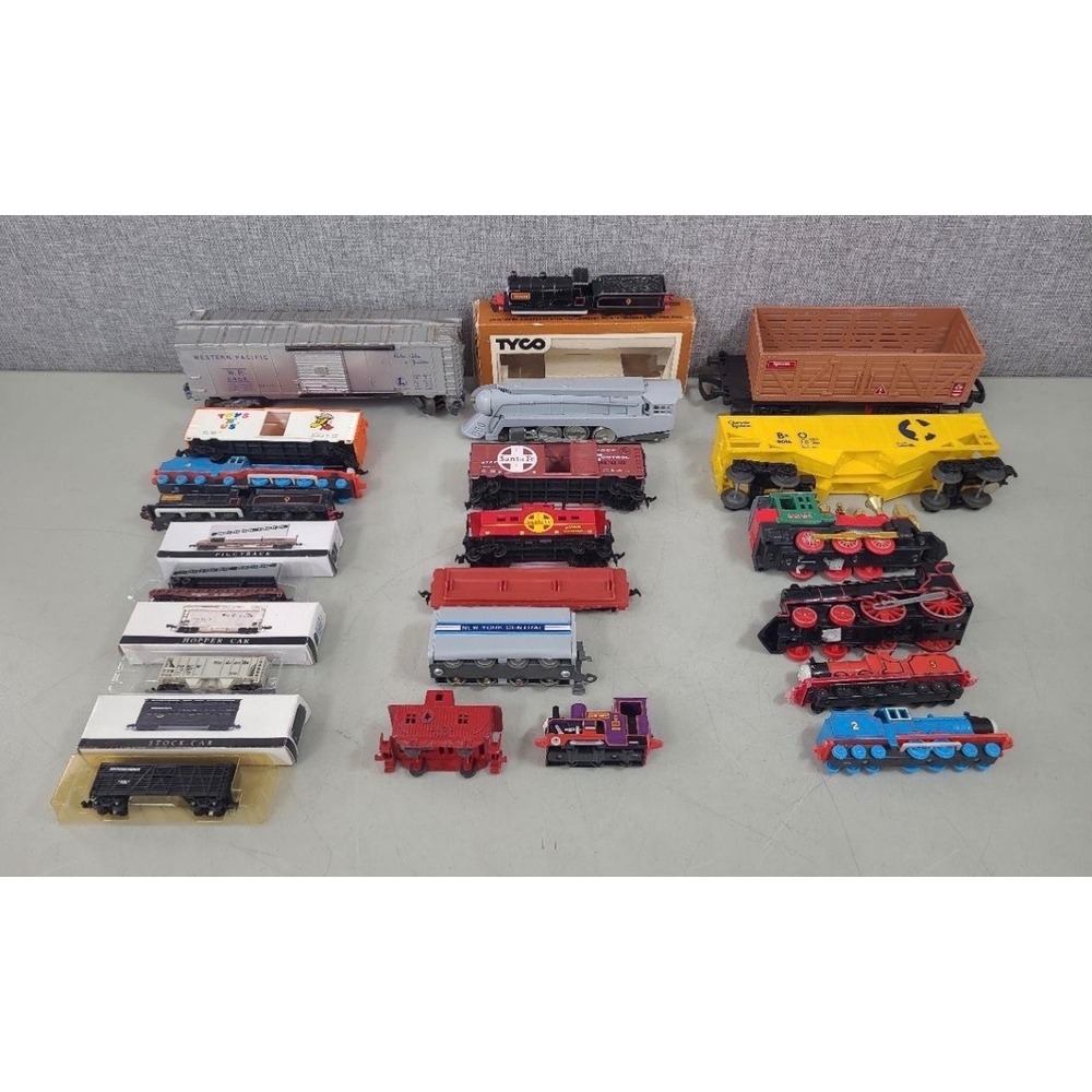 Vintage Model Train Lot Tyco Lionel Bachmann HO Scale Locomotives Boxcars Mixed